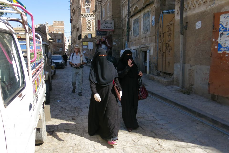 ženske so zakrite, burka + abaja ( obleka )