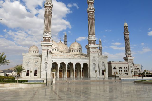 Največja mošeja v jemnu, s koransko šolo ...