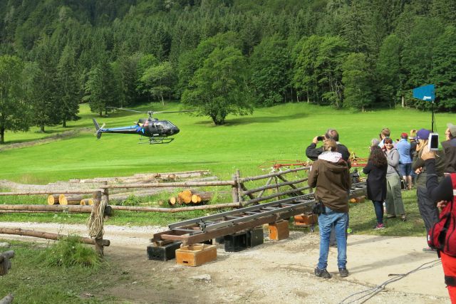 Bučni vzlet francoskega  helikopterja ...