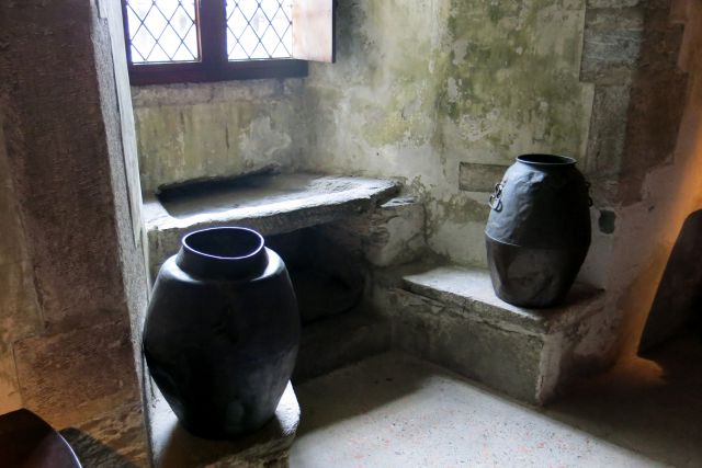 Umivalnik -  voda steče po steni v zunanjost