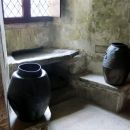 umivalnik -  voda steče po steni v zunanjost