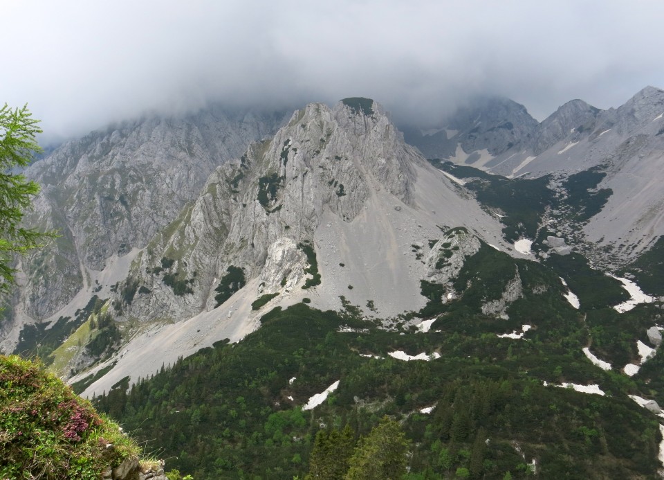 Od Zelenice proti Srednji peči  27.5.2018 - foto povečava