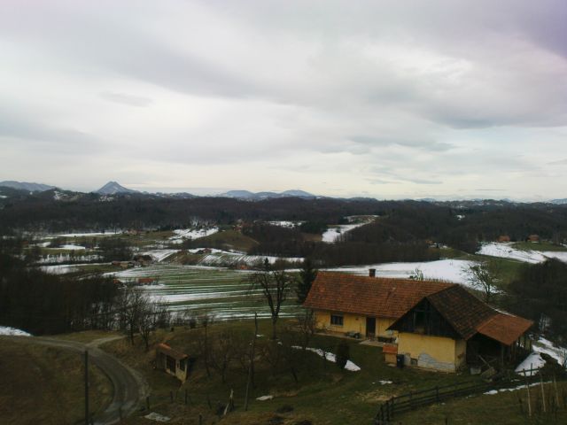 Domačija soseda Ivana, v ozadju Rigi