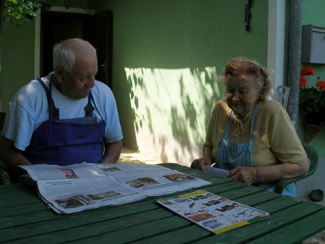 Deda Adolf in mama Julika enega vročega dne v senci