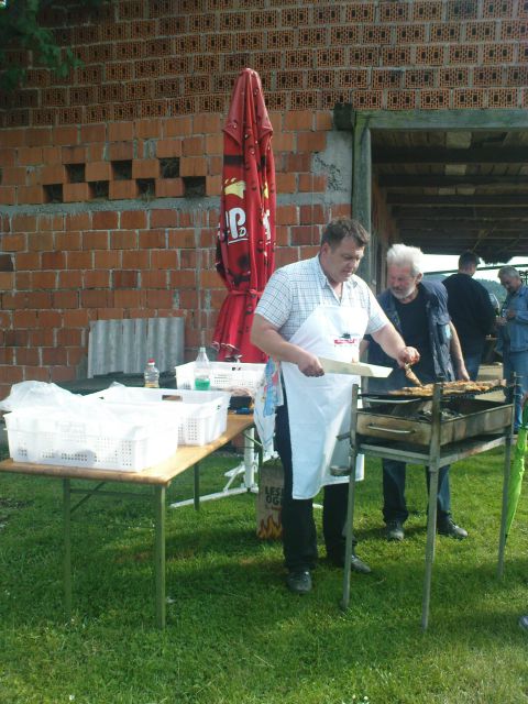 Glavni kuhar Zoran,v ozadju šef strežbe Vlado-Puž