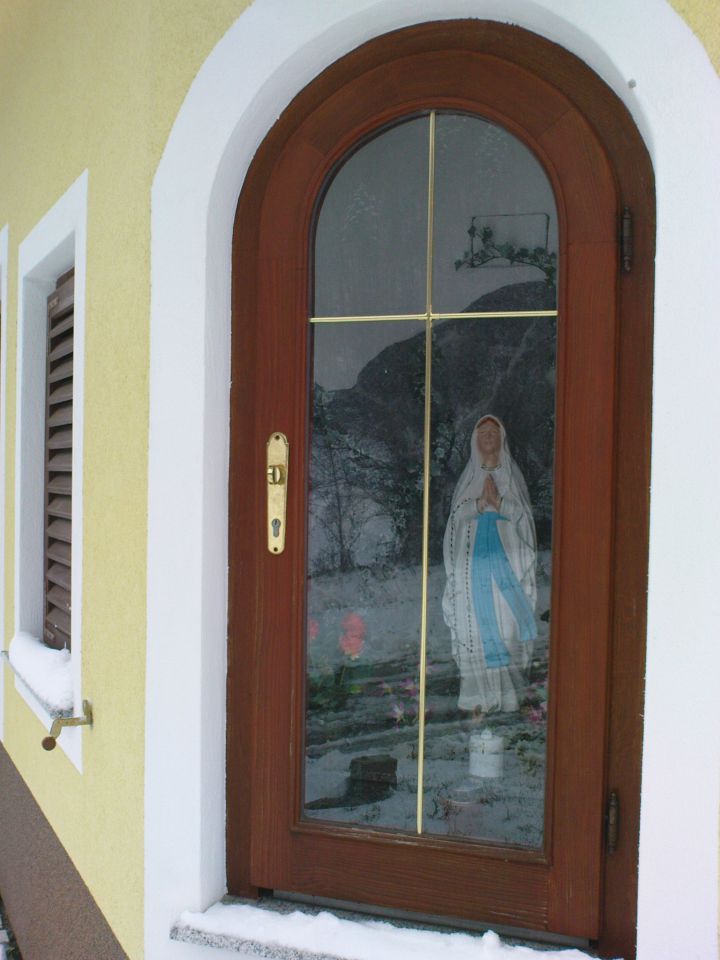 posebno mesto ima Marija v vitrini na vogalu te hiške