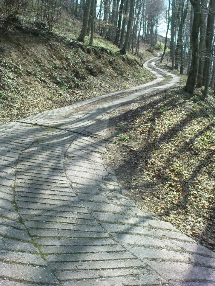 betonirana cesta v dolino Peklače