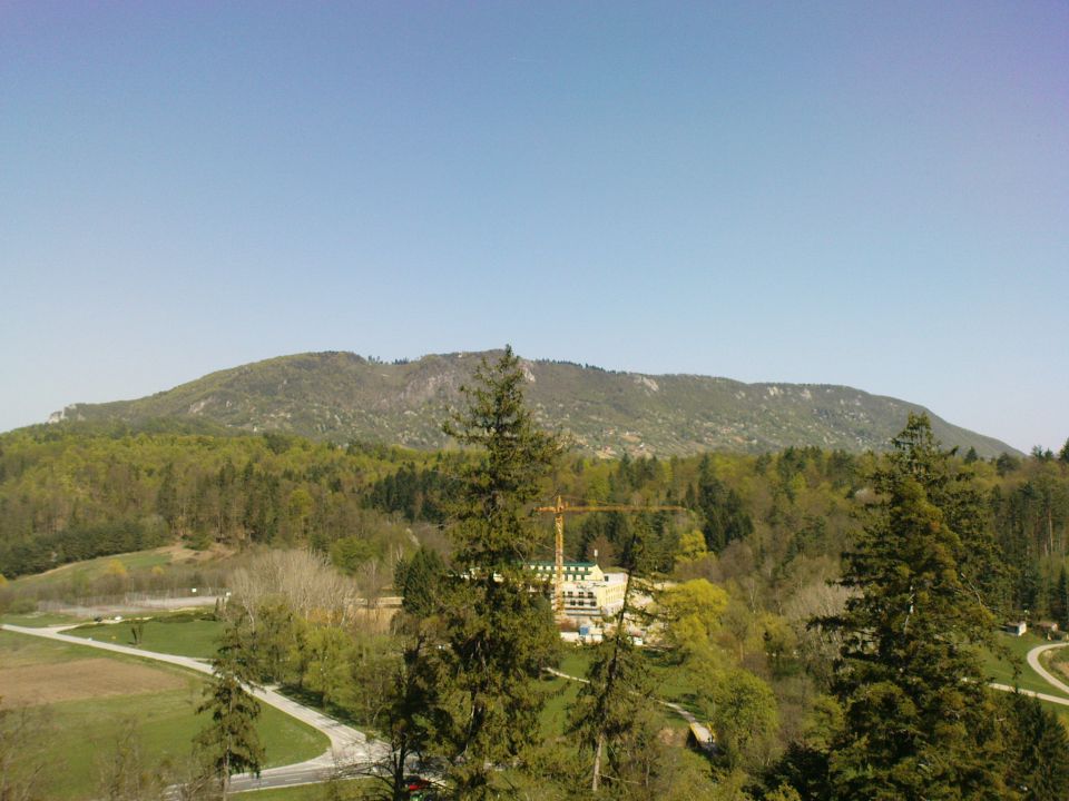 pogled z dvorca na Ravno goro
