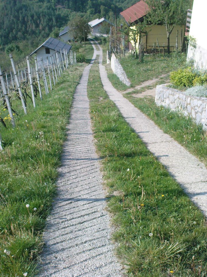 po cementni cesti v dolino Peklače