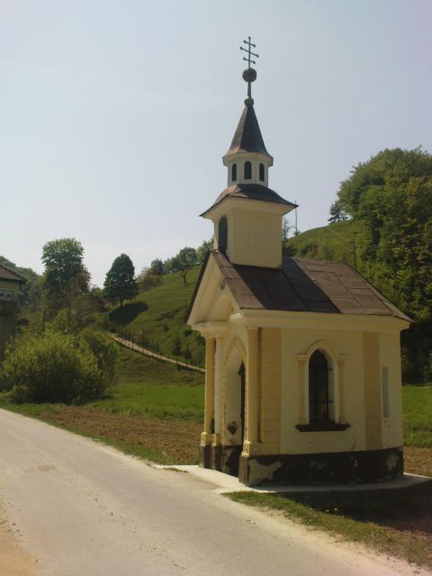 Aha,kapelica ob cesti,ki pelje na Sv.Avguština