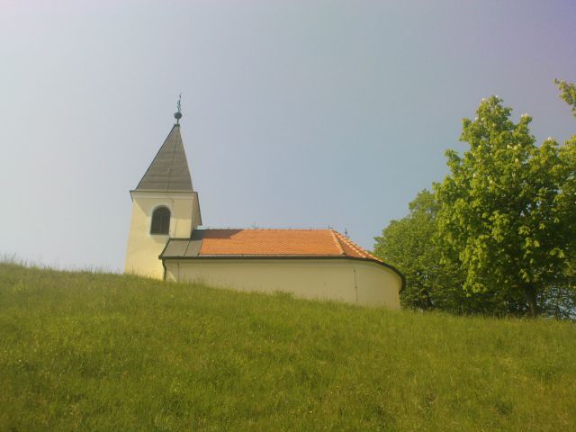 Najprej se pokaže cerkvica Sv.Marije Magdalene...