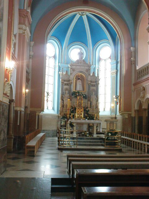 Skromna notranjost cerkve