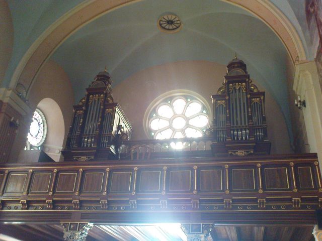 Kor z dvojnimi orglami