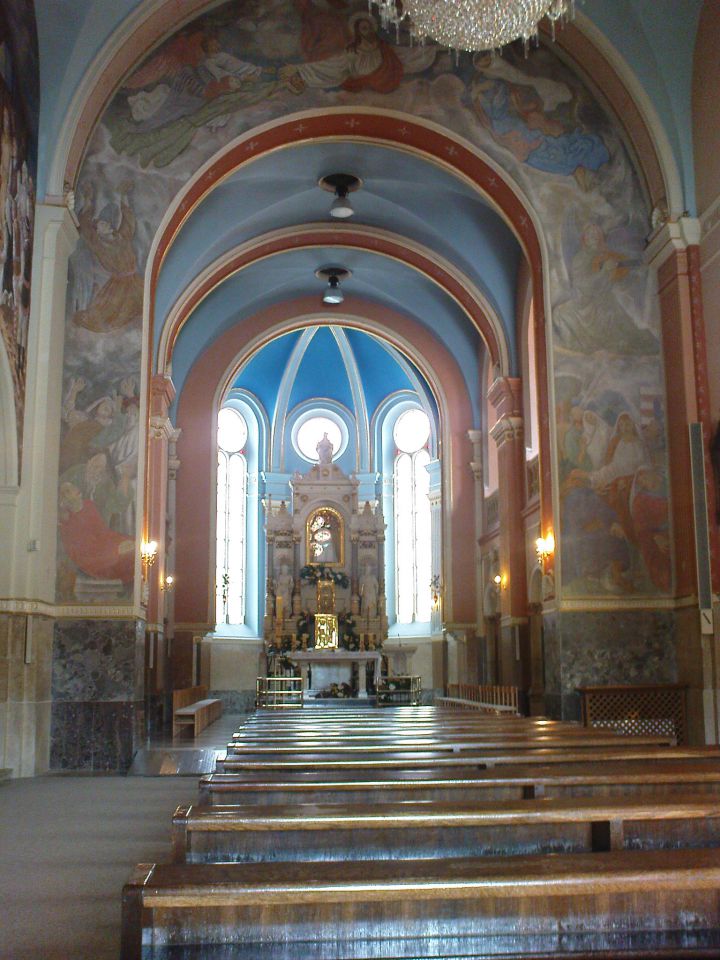 pogled skozi vhodna vrata cerkve