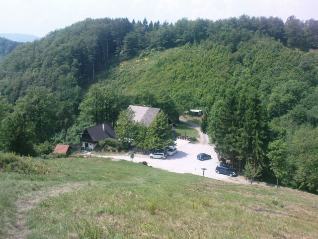 Pogled na dom s poti proti vrhu