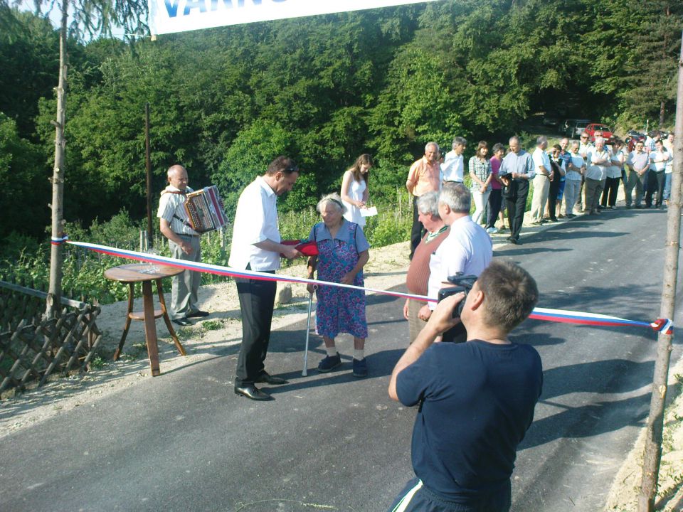 Otvoritev ceste v Velikem Vrhu - 27.5.2011 - foto povečava