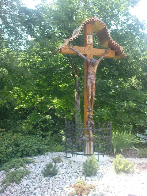 Križ je delo prijatelj Ivan z Okiča,soji pa v Velikem Vrhu