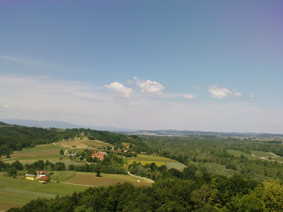 spodaj kmetija Korpičevih,zadaj Ptujsko jezero