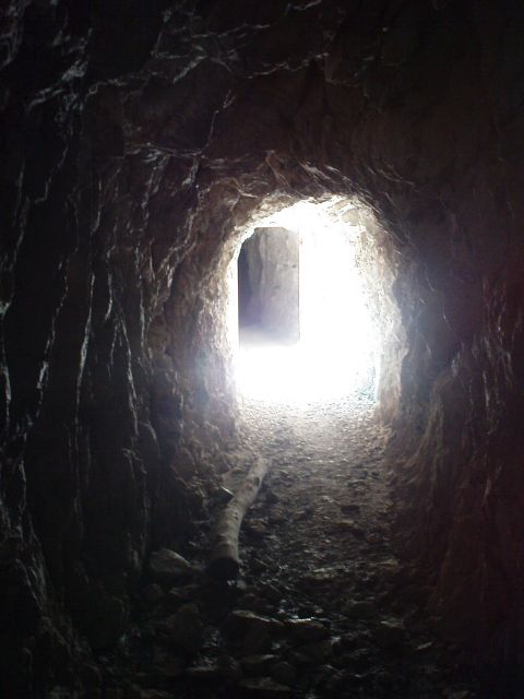 V tunelu