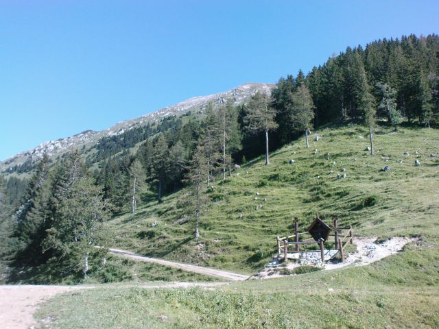 Pogled s planine Prevala proti vrhu Begunjščice