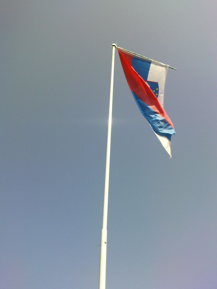 vrh z novo zastavo