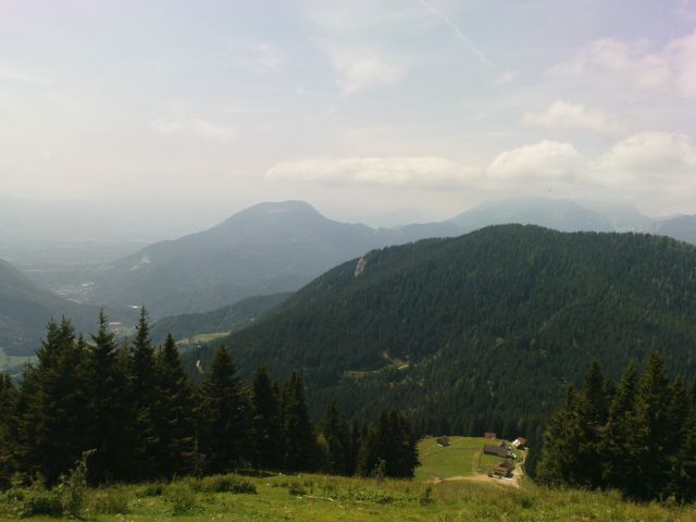 Spodaj planina Javornik,zadaj Konšca z Dobrčo