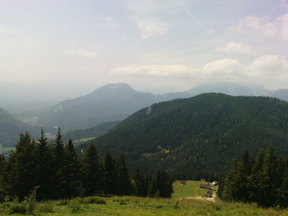 spodaj planina Javornik,zadaj Konšca z Dobrčo