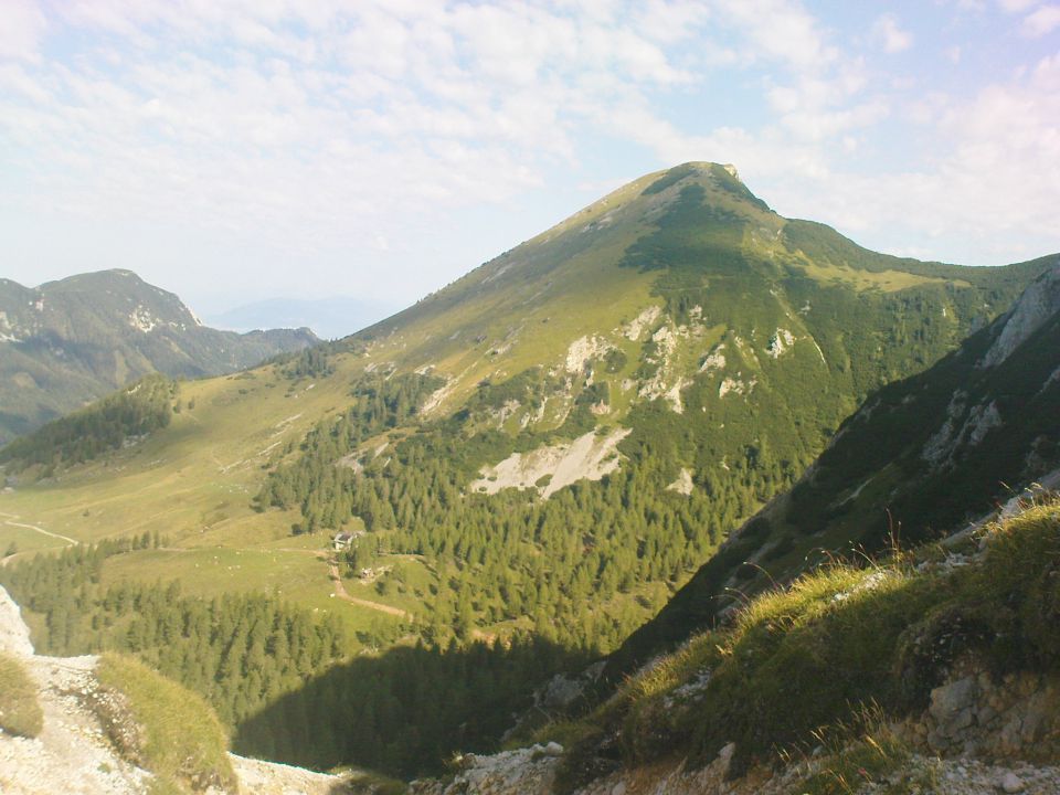 Kozjak,spodaj Mačenska planina s Celovško kočo