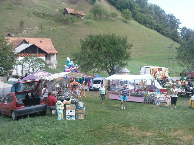 Tu doli pa opet jedača in pijača,pa seveda brez plastike ne gre več