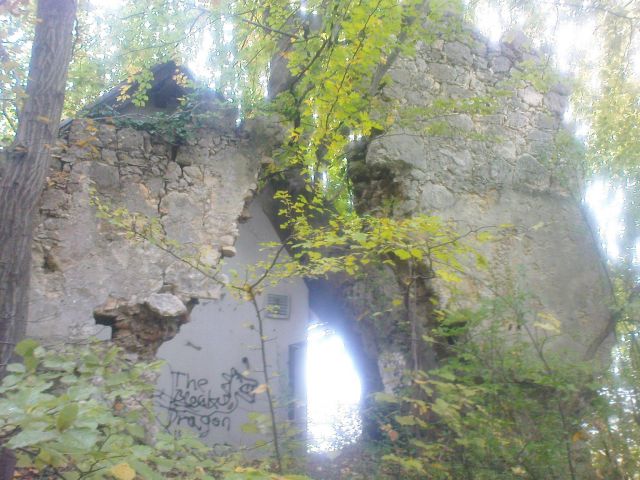 Leta 1880 je blo s cerkvico konec