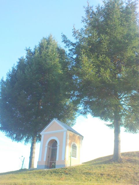 Obnovljena kapelica tik nad šolo