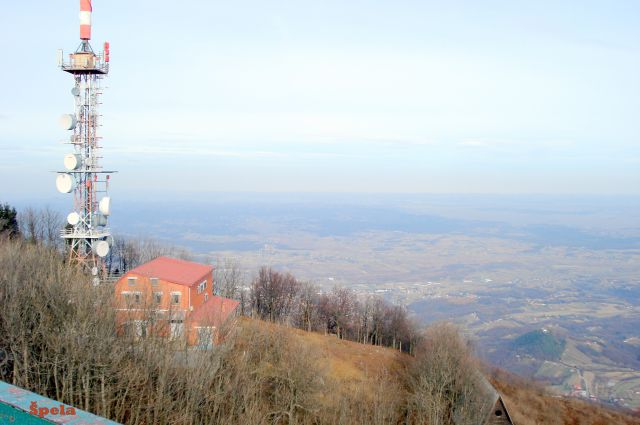 Pogled z razglednega stolpa na antenski stolp