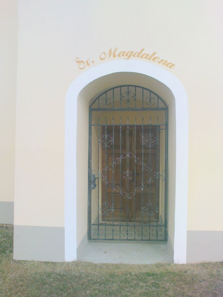 vhod v cerkev sv.Magdalene
