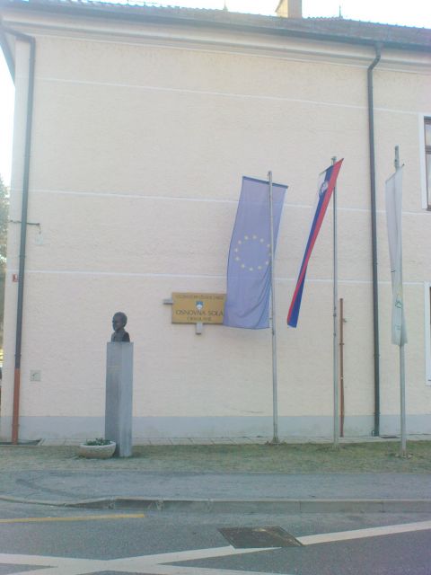 Smo pred osnovno šolo v Cirkulanah,kjer je doprsni kip Dr.V.Bračiča