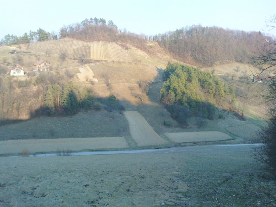 in nadaljujem s spustom  v dolino prek travnika