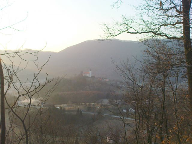 Spodaj cerkev Marije tolažnice,zadaj je Maceljska gora