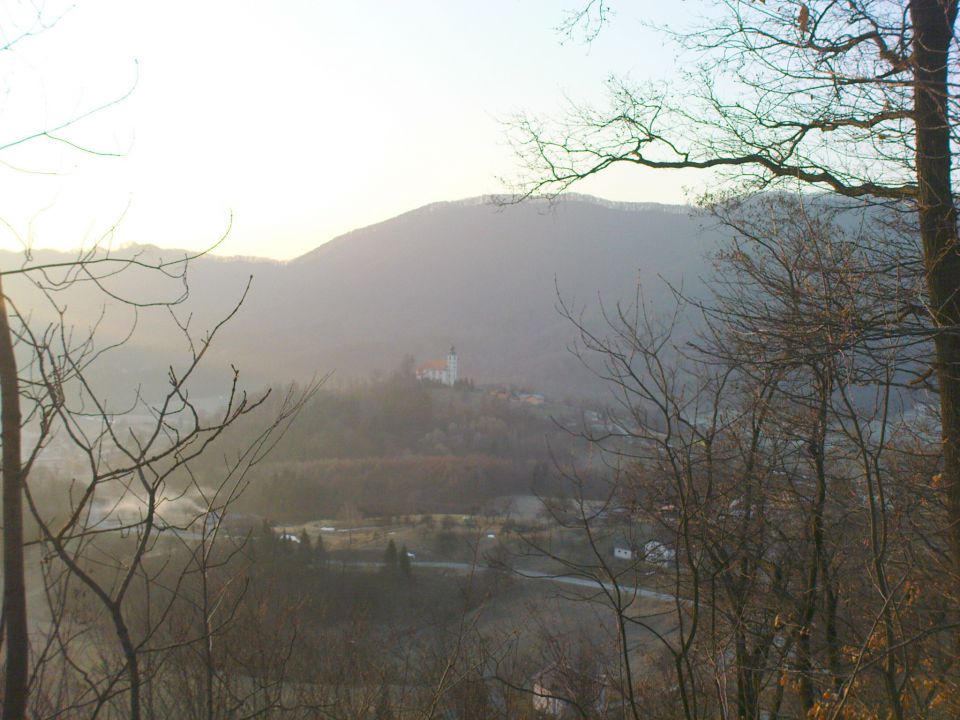 spodaj cerkev Marije tolažnice,zadaj je Maceljska gora