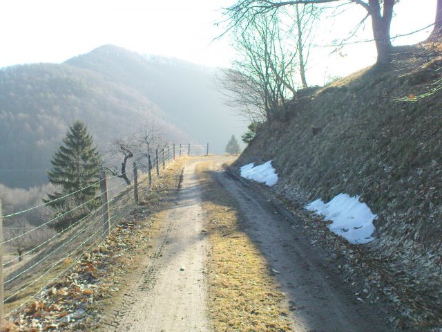 Grem proti Medgoram,zadaj se dviga Resenik