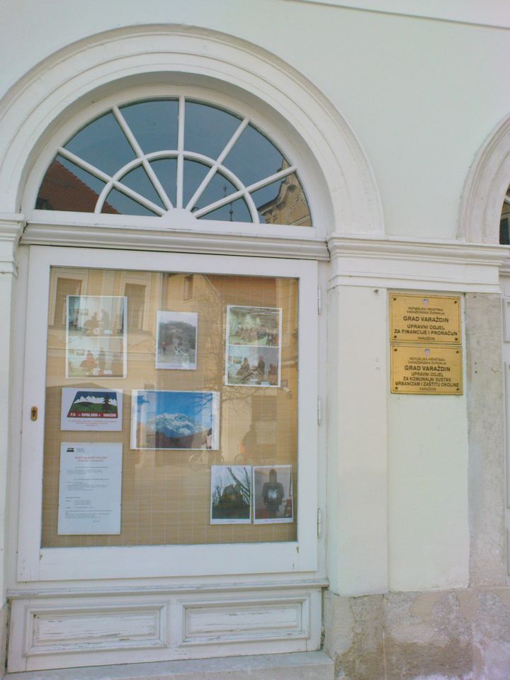 vitrina PD Ravna gora na prvi osnovni šoli v tem mestu