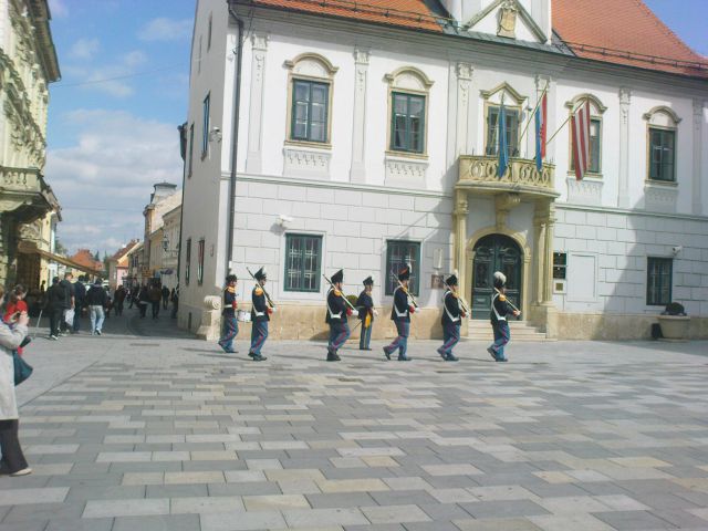 Aha,nekaj se dogaja pred mestno hišo