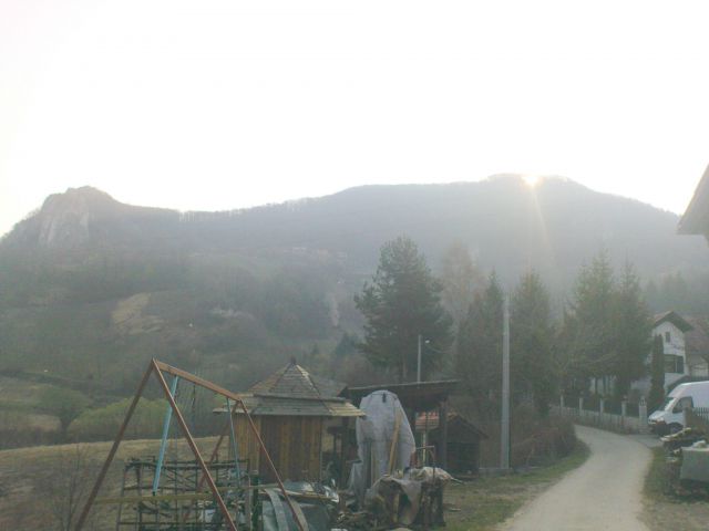 Sonček že kuka iza Ravne gore
