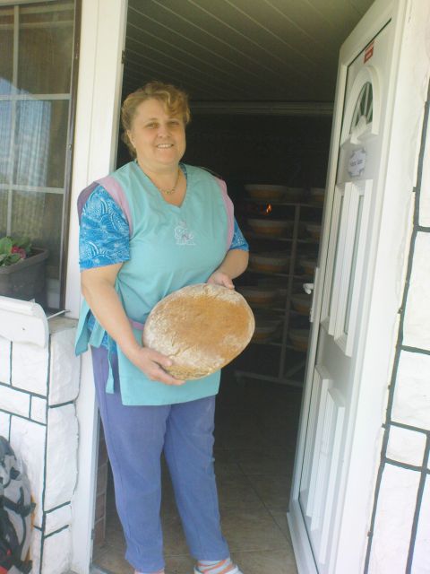 Mama Blanka s kruhom,da ga lahko samega ješ
