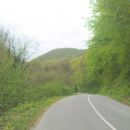 ta cesta preseka goro,je še na desni strani nekaj vrhov