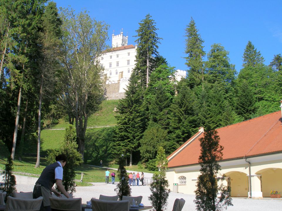 pogled na dvorec iz restavracije