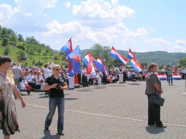 Maša zunaj,tolko je blo ljudi