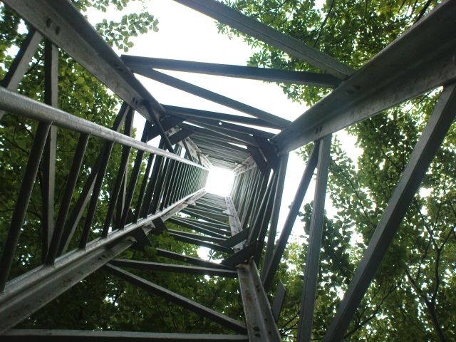 Vrh skozi razgledni stolp