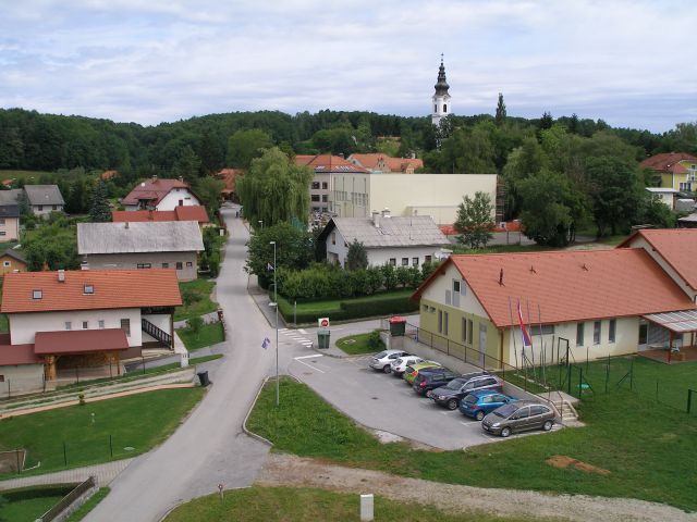 Vrtec,nova dvorana,v ozadju turen sv.Barbare