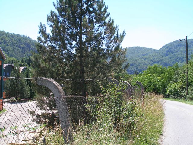 Tu so še fabrike ograjene z bodečo žico