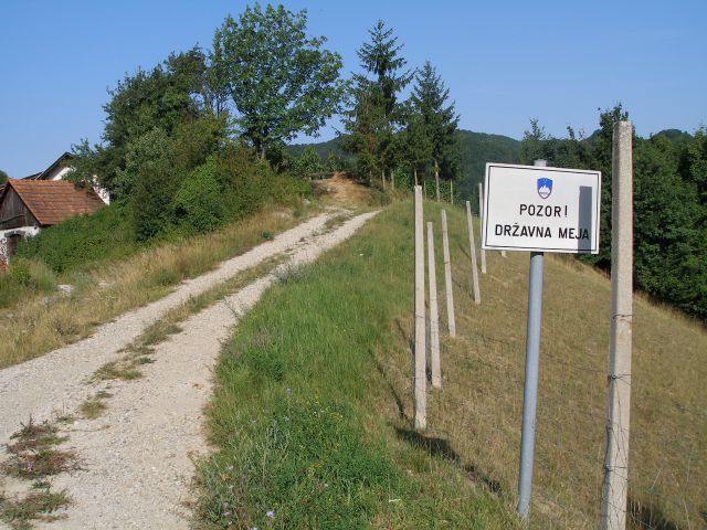 Na levi so Hrvati,na desni smo mi.