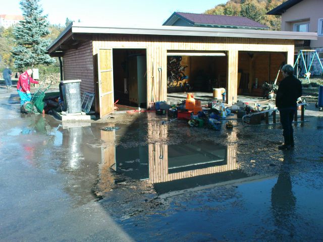 Vsi stroji v garaži so bili pod vodo